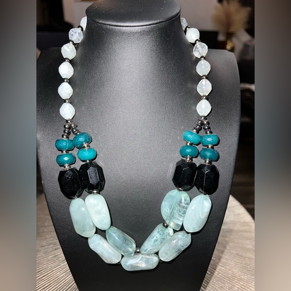 Beautiful Lucite necklace - Picture 2 of 7